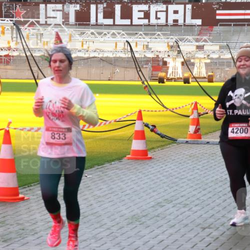 07.12.2025 - St. Pauli X-Mass-Run No. 15 Luisa Fischer http://msf.ph/oto/9379949 07.12.2025 10:37:04 Ziel 833, 4200, 3056, 2615, 37, 511, 521, 665, 717, 833, 2615, 2948, 3056, 3089, 3263, 3382, 4200, 4591, 4597, 4599, 4690, 4691, 4693 meine-sportfotos.de