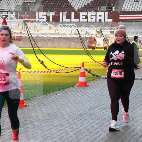 07.12.2025 - St. Pauli X-Mass-Run No. 15 Luisa Fischer http://msf.ph/oto/9379954 07.12.2025 10:37:04 Ziel 51, 4200, 833, 3056, 3263, 37, 511, 521, 665, 717, 833, 2615, 2948, 3056, 3089, 3263, 3382, 4200, 4591, 4597, 4599, 4690, 4691, 4693 meine-sportfotos.de