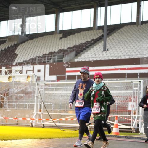 07.12.2025 - St. Pauli X-Mass-Run No. 15 Patografie http://msf.ph/oto/9379956 07.12.2025 10:15:14 Ziel 308, 431, 436, 438, 1180, 1183, 1885, 2666, 2667, 2668, 3103, 4494, 4536 meine-sportfotos.de