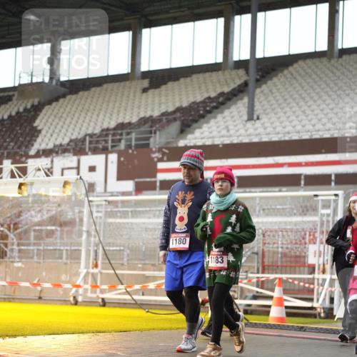 07.12.2025 - St. Pauli X-Mass-Run No. 15 Patografie http://msf.ph/oto/9379962 07.12.2025 10:15:14 Ziel 308, 431, 436, 438, 1180, 1183, 1885, 2666, 2667, 2668, 3103, 4494, 4536 meine-sportfotos.de