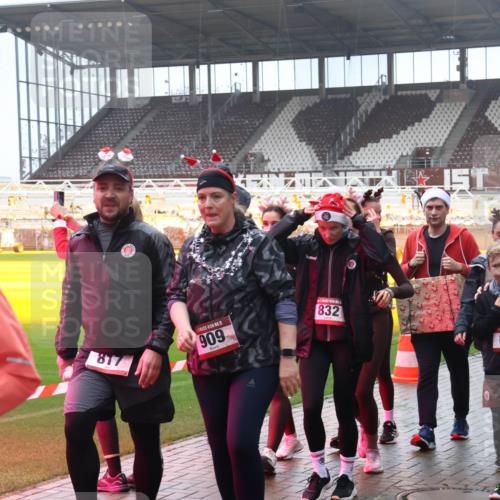 07.12.2025 - St. Pauli X-Mass-Run No. 15 Luisa Fischer http://msf.ph/oto/9379969 07.12.2025 11:12:03 Ziel 817, 15, 909, 832, 0, 815, 812, 171, 182, 190, 408, 411, 437, 679, 689, 690, 694, 777, 787, 788, 812, 815, 817, 832, 841, 909, 1145, 1146, 1147, 1186, 1309, 1321, 1557, 1565, 1568, 1589, 1619, 1707, 1711, 1714, 1767, 1770, 2258, 2742, 4801, 4805, 4806, 4810, 4813, 5005, 5006 meine-sportfotos.de