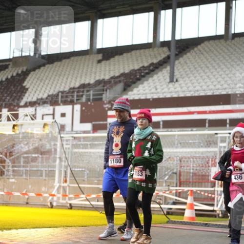07.12.2025 - St. Pauli X-Mass-Run No. 15 Patografie http://msf.ph/oto/9379970 07.12.2025 10:15:14 Ziel 308, 431, 436, 438, 1180, 1183, 1885, 2666, 2667, 2668, 3103, 4494, 4536 meine-sportfotos.de
