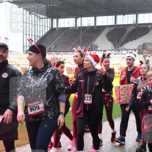 07.12.2025 - St. Pauli X-Mass-Run No. 15 Luisa Fischer http://msf.ph/oto/9379991 07.12.2025 11:12:04 Ziel 817, 15, 909, 15, 832, 06, 815, 812, 171, 182, 190, 408, 411, 437, 679, 689, 690, 694, 777, 787, 788, 812, 815, 817, 832, 841, 909, 1145, 1146, 1147, 1186, 1309, 1321, 1557, 1565, 1568, 1589, 1619, 1707, 1711, 1714, 1767, 1770, 2742, 4801, 4805, 4806, 4810, 4813, 5005, 5006 meine-sportfotos.de