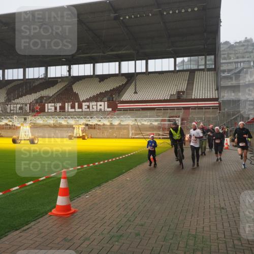 07.12.2025 - St. Pauli X-Mass-Run No. 15 Fabian Wolf http://msf.ph/oto/9379996 07.12.2025 10:08:36 Ziel 2247, 2248, 2650, 3495, 3759, 4205, 4232, 4234, 4451 meine-sportfotos.de