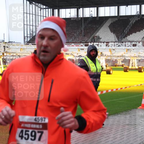 07.12.2025 - St. Pauli X-Mass-Run No. 15 Luisa Fischer http://msf.ph/oto/9380013 07.12.2025 10:37:15 Ziel 4597, 4597, 37, 503, 511, 521, 665, 717, 833, 2349, 2351, 2615, 2948, 3056, 3089, 3090, 3263, 3382, 4200, 4591, 4597, 4599, 4690, 4691, 4693 meine-sportfotos.de