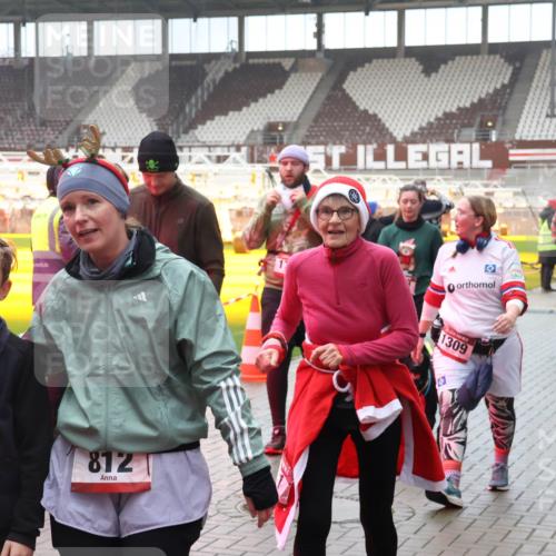 07.12.2025 - St. Pauli X-Mass-Run No. 15 Luisa Fischer http://msf.ph/oto/9380016 07.12.2025 11:12:06 Ziel 15, 815, 812, 1309, 171, 182, 190, 408, 411, 437, 679, 689, 690, 694, 777, 787, 788, 812, 815, 817, 832, 841, 909, 1145, 1146, 1147, 1186, 1309, 1321, 1557, 1565, 1568, 1589, 1619, 1707, 1711, 1714, 1767, 1770, 2742, 4801, 4805, 4806, 4810, 4813, 5005, 5006 meine-sportfotos.de