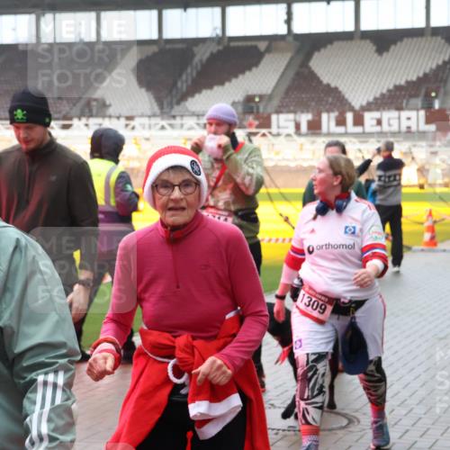 07.12.2025 - St. Pauli X-Mass-Run No. 15 Luisa Fischer http://msf.ph/oto/9380023 07.12.2025 11:12:07 Ziel 1770, 1309, 171, 182, 190, 408, 411, 437, 679, 689, 690, 694, 777, 787, 788, 812, 815, 817, 832, 841, 909, 1145, 1146, 1147, 1186, 1309, 1321, 1557, 1565, 1568, 1589, 1619, 1707, 1711, 1714, 1767, 1770, 4801, 4805, 4806, 4810, 4813, 5005, 5006 meine-sportfotos.de