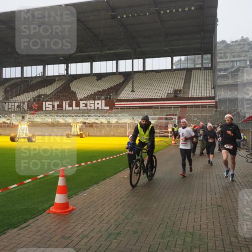 07.12.2025 - St. Pauli X-Mass-Run No. 15 Fabian Wolf http://msf.ph/oto/9380025 07.12.2025 10:08:37 Ziel 2247, 2248, 2650, 3212, 3495, 3671, 3759, 4205, 4232, 4234, 4451 meine-sportfotos.de