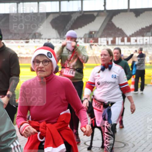 07.12.2025 - St. Pauli X-Mass-Run No. 15 Luisa Fischer http://msf.ph/oto/9380026 07.12.2025 11:12:07 Ziel 1714, 309, 171, 182, 190, 408, 411, 437, 679, 689, 690, 694, 777, 787, 788, 812, 815, 817, 832, 841, 909, 1145, 1146, 1147, 1186, 1309, 1321, 1557, 1565, 1568, 1589, 1619, 1707, 1711, 1714, 1767, 1770, 4801, 4805, 4806, 4810, 4813, 5005, 5006 meine-sportfotos.de
