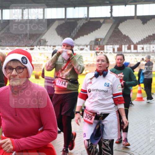 07.12.2025 - St. Pauli X-Mass-Run No. 15 Luisa Fischer http://msf.ph/oto/9380028 07.12.2025 11:12:08 Ziel 1714, 309, 171, 182, 190, 408, 411, 437, 679, 689, 690, 694, 695, 777, 787, 788, 812, 815, 817, 832, 841, 909, 1145, 1146, 1147, 1186, 1309, 1321, 1557, 1565, 1568, 1589, 1619, 1711, 1714, 1767, 1770, 4801, 4805, 4806, 4810, 4813, 5005, 5006 meine-sportfotos.de