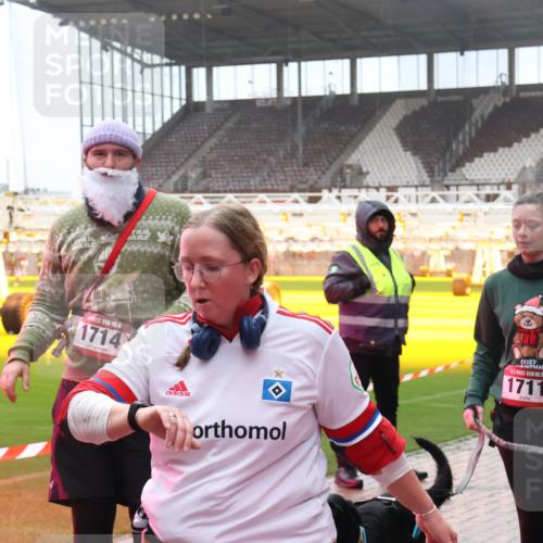 07.12.2025 - St. Pauli X-Mass-Run No. 15 Luisa Fischer http://msf.ph/oto/9380040 07.12.2025 11:12:09 Ziel 15, 1714, 15, 1711, 171, 182, 190, 408, 411, 437, 679, 689, 690, 694, 695, 777, 787, 788, 812, 815, 832, 841, 909, 1145, 1146, 1147, 1186, 1309, 1321, 1589, 1619, 1711, 1714, 1767, 1770, 4801, 4805, 4806, 4810, 4813, 5005, 5006 meine-sportfotos.de