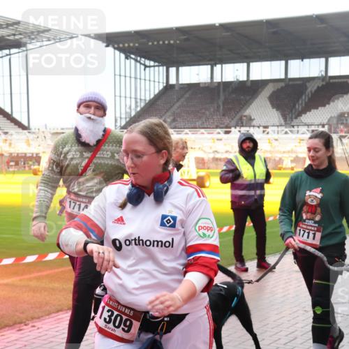 07.12.2025 - St. Pauli X-Mass-Run No. 15 Luisa Fischer http://msf.ph/oto/9380044 07.12.2025 11:12:10 Ziel 1714, 1711, 15, 1309, 171, 182, 190, 408, 411, 437, 679, 689, 690, 694, 695, 788, 812, 815, 819, 841, 1145, 1146, 1147, 1186, 1309, 1321, 1589, 1711, 1714, 1767, 1770, 4801, 4805, 4806, 4810, 4813, 5005, 5006 meine-sportfotos.de