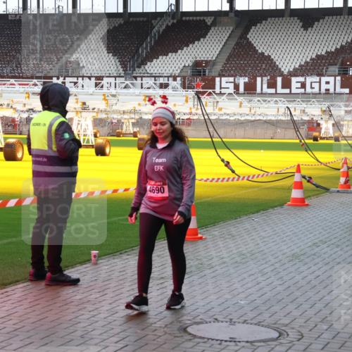 07.12.2025 - St. Pauli X-Mass-Run No. 15 Luisa Fischer http://msf.ph/oto/9380045 07.12.2025 10:37:29 Ziel 4690, 37, 503, 511, 521, 665, 717, 833, 2349, 2351, 2615, 3056, 3090, 3263, 3382, 4597, 4690, 4691, 4693, 4761 meine-sportfotos.de