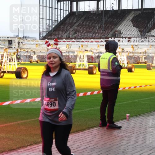 07.12.2025 - St. Pauli X-Mass-Run No. 15 Luisa Fischer http://msf.ph/oto/9380056 07.12.2025 10:37:32 Ziel 4690, 37, 503, 511, 521, 665, 717, 833, 2349, 2351, 2615, 3056, 3090, 3214, 3263, 4690, 4691, 4693, 4761 meine-sportfotos.de