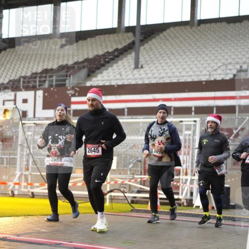07.12.2025 - St. Pauli X-Mass-Run No. 15 Patografie http://msf.ph/oto/9380057 07.12.2025 10:15:35 Ziel 2641, 2645, 2652, 2658, 2659, 2745, 3053, 4455 meine-sportfotos.de