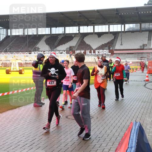 07.12.2025 - St. Pauli X-Mass-Run No. 15 Luisa Fischer http://msf.ph/oto/9380058 07.12.2025 11:12:19 Ziel 321, 69, 437, 1589, 679, 1767, 388, 408, 416, 437, 679, 689, 690, 694, 695, 819, 1186, 1246, 1278, 1309, 1321, 1589, 1711, 1714, 1767, 1770 meine-sportfotos.de