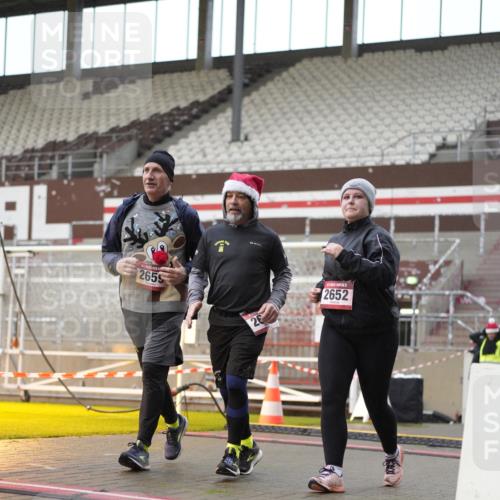 07.12.2025 - St. Pauli X-Mass-Run No. 15 Patografie http://msf.ph/oto/9380062 07.12.2025 10:15:36 Ziel 2641, 2645, 2652, 2658, 2659, 2745, 3053, 4455 meine-sportfotos.de