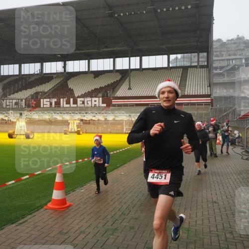 07.12.2025 - St. Pauli X-Mass-Run No. 15 Fabian Wolf http://msf.ph/oto/9380067 07.12.2025 10:08:38 Ziel 707, 2247, 2248, 2650, 3212, 3495, 3671, 3759, 4205, 4232, 4234, 4451 meine-sportfotos.de