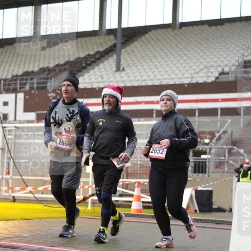 07.12.2025 - St. Pauli X-Mass-Run No. 15 Patografie http://msf.ph/oto/9380070 07.12.2025 10:15:36 Ziel 2641, 2645, 2652, 2658, 2659, 2745, 3053, 4455 meine-sportfotos.de