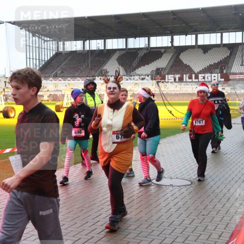 07.12.2025 - St. Pauli X-Mass-Run No. 15 Luisa Fischer http://msf.ph/oto/9380073 07.12.2025 11:12:21 Ziel 698, 675, 1767, 1186, 76, 79, 388, 408, 416, 437, 679, 689, 690, 694, 695, 819, 1186, 1246, 1278, 1309, 1321, 1589, 1711, 1714, 1767 meine-sportfotos.de