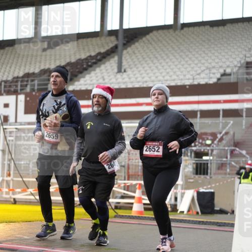 07.12.2025 - St. Pauli X-Mass-Run No. 15 Patografie http://msf.ph/oto/9380076 07.12.2025 10:15:36 Ziel 2641, 2645, 2652, 2658, 2659, 2745, 3053, 4455 meine-sportfotos.de