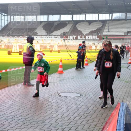 07.12.2025 - St. Pauli X-Mass-Run No. 15 Luisa Fischer http://msf.ph/oto/9380081 07.12.2025 10:08:19 Ziel 1449, 4231, 217, 716, 767, 1447, 1449, 1543, 1905, 2691, 2692, 3003, 3627, 3628, 4231, 4623, 4624, 4626, 4734, 4737, 4740 meine-sportfotos.de