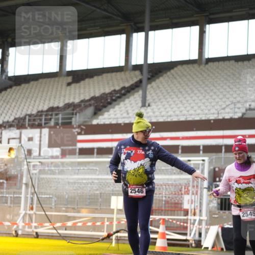 07.12.2025 - St. Pauli X-Mass-Run No. 15 Patografie http://msf.ph/oto/9380083 07.12.2025 10:15:51 Ziel 2545, 2546 meine-sportfotos.de