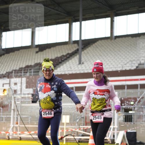 07.12.2025 - St. Pauli X-Mass-Run No. 15 Patografie http://msf.ph/oto/9380095 07.12.2025 10:15:53 Ziel 2545, 2546 meine-sportfotos.de