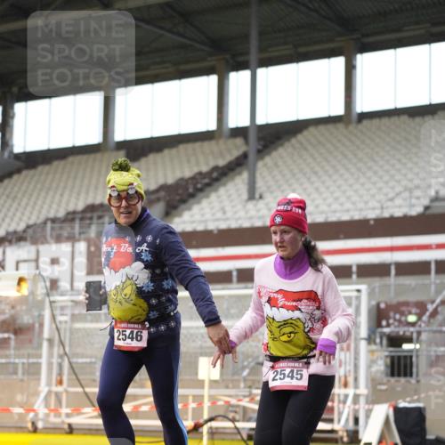 07.12.2025 - St. Pauli X-Mass-Run No. 15 Patografie http://msf.ph/oto/9380104 07.12.2025 10:15:53 Ziel 2545, 2546 meine-sportfotos.de
