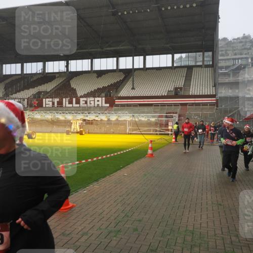 07.12.2025 - St. Pauli X-Mass-Run No. 15 Fabian Wolf http://msf.ph/oto/9380115 07.12.2025 10:08:41 Ziel 707, 789, 947, 1002, 1031, 2247, 2248, 3212, 3332, 3335, 3495, 3671, 3759, 4205, 4232, 4234, 4451 meine-sportfotos.de