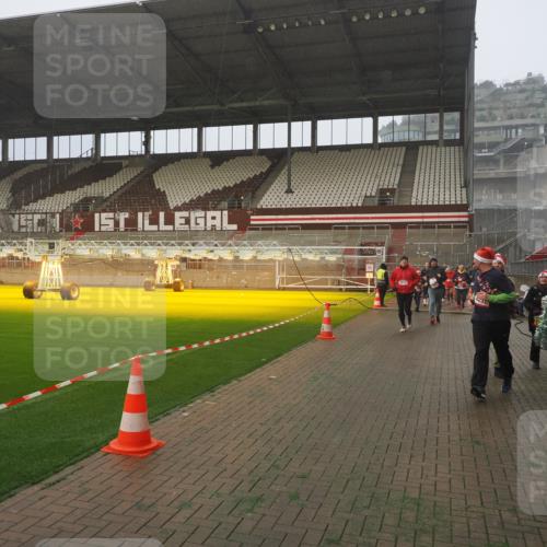 07.12.2025 - St. Pauli X-Mass-Run No. 15 Fabian Wolf http://msf.ph/oto/9380121 07.12.2025 10:08:41 Ziel 707, 789, 947, 1002, 1031, 2247, 2248, 3212, 3332, 3335, 3495, 3671, 3759, 4205, 4232, 4234, 4451 meine-sportfotos.de