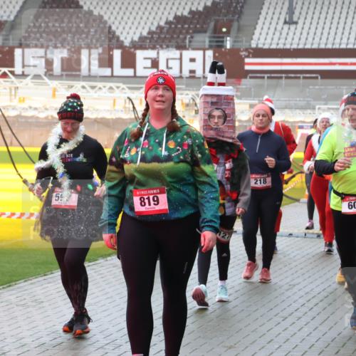 07.12.2025 - St. Pauli X-Mass-Run No. 15 Luisa Fischer http://msf.ph/oto/9380154 07.12.2025 11:12:49 Ziel 5, 15, 819, 218, 605, 88, 46, 76, 79, 218, 388, 408, 416, 437, 489, 597, 605, 663, 671, 682, 695, 718, 819, 836, 839, 888, 1142, 1246, 1261, 1278, 1420, 1422, 1423, 1609, 1610, 2858 meine-sportfotos.de