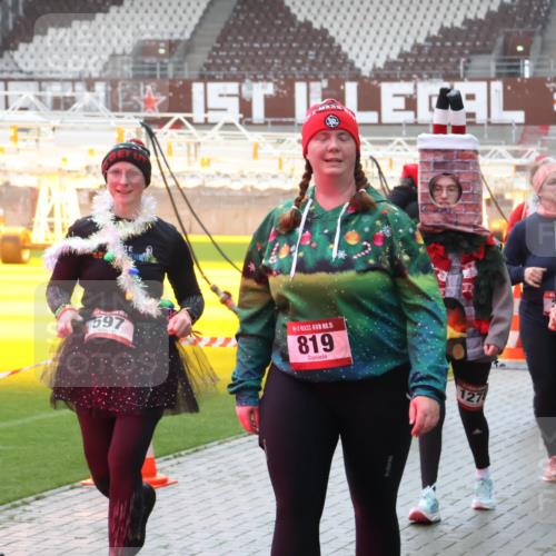 07.12.2025 - St. Pauli X-Mass-Run No. 15 Luisa Fischer http://msf.ph/oto/9380166 07.12.2025 11:12:50 Ziel 597, 15, 819, 127, 605, 46, 76, 79, 218, 388, 408, 416, 437, 489, 597, 605, 663, 671, 682, 695, 718, 819, 836, 839, 888, 1142, 1246, 1261, 1278, 1420, 1422, 1423, 1609, 1610, 2858 meine-sportfotos.de