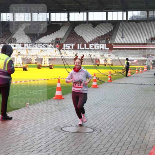 07.12.2025 - St. Pauli X-Mass-Run No. 15 Luisa Fischer http://msf.ph/oto/9380190 07.12.2025 10:38:34 Ziel 1794, 70, 1794, 2899, 3069, 4872 meine-sportfotos.de