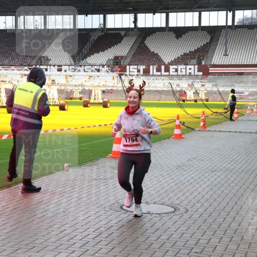 07.12.2025 - St. Pauli X-Mass-Run No. 15 Luisa Fischer http://msf.ph/oto/9380192 07.12.2025 10:38:34 Ziel 1794, 70, 1794, 2899, 3069, 4872 meine-sportfotos.de