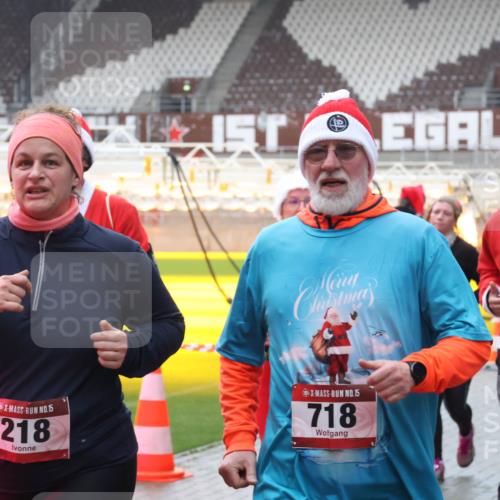 07.12.2025 - St. Pauli X-Mass-Run No. 15 Luisa Fischer http://msf.ph/oto/9380193 07.12.2025 11:12:54 Ziel 15, 218, 1, 15, 718, 889, 46, 76, 79, 218, 388, 416, 489, 494, 597, 605, 663, 671, 682, 695, 718, 819, 836, 839, 888, 1142, 1246, 1261, 1278, 1420, 1422, 1423, 1609, 1610, 2858, 4794, 4802, 4804 meine-sportfotos.de