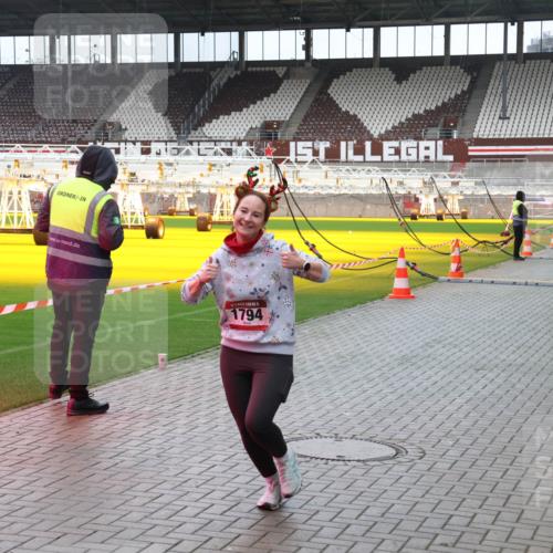 07.12.2025 - St. Pauli X-Mass-Run No. 15 Luisa Fischer http://msf.ph/oto/9380195 07.12.2025 10:38:35 Ziel 1794, 70, 1794, 2899, 3069, 4872 meine-sportfotos.de