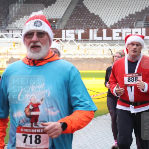 07.12.2025 - St. Pauli X-Mass-Run No. 15 Luisa Fischer http://msf.ph/oto/9380199 07.12.2025 11:12:55 Ziel 15, 15, 888, 671, 15, 718, 46, 76, 79, 218, 388, 416, 489, 494, 597, 605, 663, 671, 682, 695, 718, 819, 836, 839, 888, 1142, 1246, 1261, 1278, 1420, 1422, 1423, 1609, 1610, 2858, 3167, 4794, 4802, 4804 meine-sportfotos.de