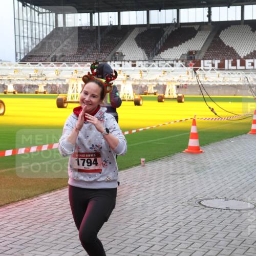 07.12.2025 - St. Pauli X-Mass-Run No. 15 Luisa Fischer http://msf.ph/oto/9380200 07.12.2025 10:38:35 Ziel 15, 1794, 70, 1794, 2899, 3069, 4872 meine-sportfotos.de