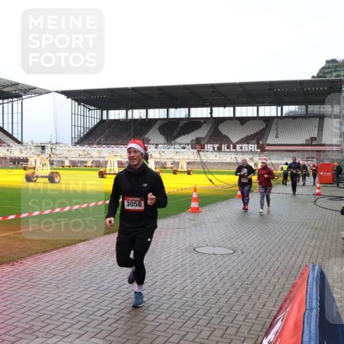 07.12.2025 - St. Pauli X-Mass-Run No. 15 Luisa Fischer http://msf.ph/oto/9380208 07.12.2025 10:39:07 Ziel 4, 3058, 2078, 1250, 1255, 1794, 2078, 2085, 2827, 2943, 3058, 3061 meine-sportfotos.de