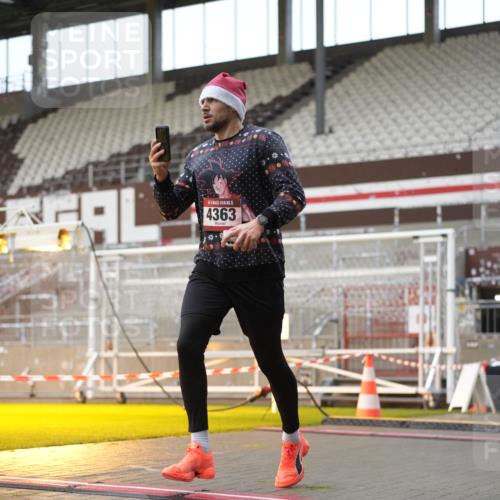 07.12.2025 - St. Pauli X-Mass-Run No. 15 Patografie http://msf.ph/oto/9380209 07.12.2025 10:16:29 Ziel 2185, 2266, 4362, 4363, 4510 meine-sportfotos.de