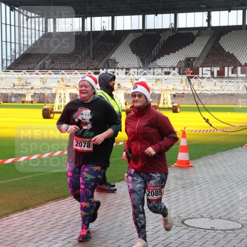 07.12.2025 - St. Pauli X-Mass-Run No. 15 Luisa Fischer http://msf.ph/oto/9380222 07.12.2025 10:39:10 Ziel 2078, 2085, 306, 1250, 1255, 2078, 2085, 2827, 2828, 2943, 3058, 3061 meine-sportfotos.de