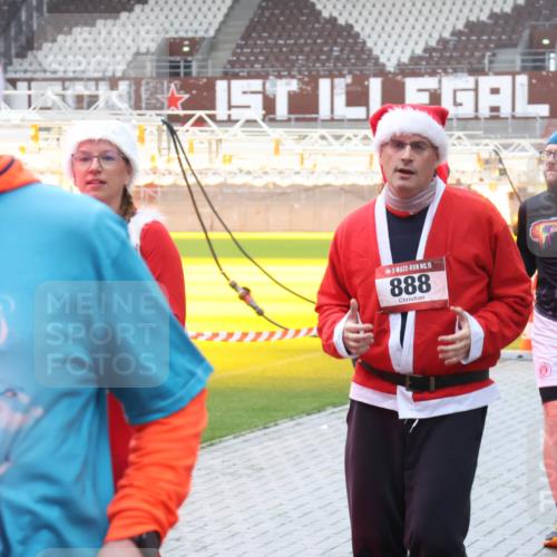 07.12.2025 - St. Pauli X-Mass-Run No. 15 Luisa Fischer http://msf.ph/oto/9380224 07.12.2025 11:12:55 Ziel 718, 15, 888, 61, 46, 76, 79, 218, 388, 416, 489, 494, 597, 605, 663, 671, 682, 695, 718, 819, 836, 839, 888, 1142, 1246, 1261, 1278, 1420, 1422, 1423, 1609, 1610, 2858, 3167, 4794, 4802, 4804 meine-sportfotos.de