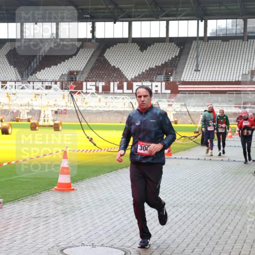 07.12.2025 - St. Pauli X-Mass-Run No. 15 Luisa Fischer http://msf.ph/oto/9380228 07.12.2025 10:39:12 Ziel 300, 1255, 1250, 2943, 1250, 1255, 1417, 2078, 2085, 2827, 2828, 2943, 3058, 3061 meine-sportfotos.de