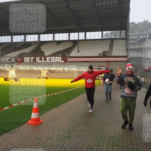 07.12.2025 - St. Pauli X-Mass-Run No. 15 Fabian Wolf http://msf.ph/oto/9380230 07.12.2025 10:08:45 Ziel 390, 707, 789, 947, 1002, 1031, 1176, 2247, 2248, 2521, 3212, 3332, 3335, 3495, 3671, 3759, 3904, 4205, 4232, 4234, 4451 meine-sportfotos.de