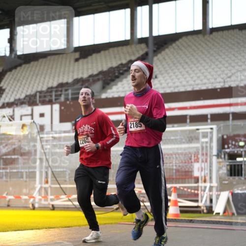 07.12.2025 - St. Pauli X-Mass-Run No. 15 Patografie http://msf.ph/oto/9380233 07.12.2025 10:16:31 Ziel 2185, 2266, 4362, 4363, 4510 meine-sportfotos.de