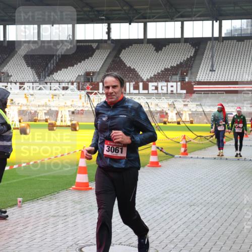 07.12.2025 - St. Pauli X-Mass-Run No. 15 Luisa Fischer http://msf.ph/oto/9380234 07.12.2025 10:39:12 Ziel 15, 3061, 1255, 1250, 2943, 1250, 1255, 1417, 2078, 2085, 2827, 2828, 2943, 3058, 3061 meine-sportfotos.de