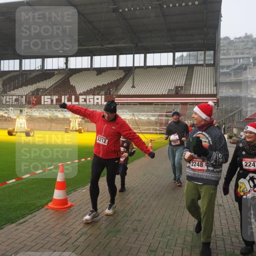 07.12.2025 - St. Pauli X-Mass-Run No. 15 Fabian Wolf http://msf.ph/oto/9380259 07.12.2025 10:08:46 Ziel 390, 707, 789, 947, 1002, 1031, 1176, 2247, 2248, 2521, 3212, 3332, 3335, 3495, 3671, 3759, 3904, 3907, 4205, 4232, 4234, 4451 meine-sportfotos.de