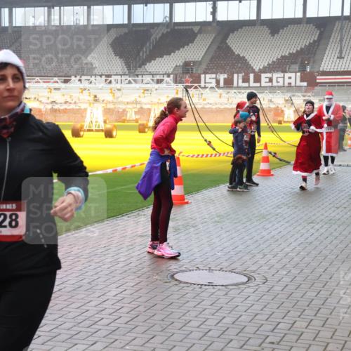 07.12.2025 - St. Pauli X-Mass-Run No. 15 Luisa Fischer http://msf.ph/oto/9380265 07.12.2025 10:08:35 Ziel 5, 3628, 2691, 4734, 1905, 2650, 2691, 2692, 2746, 3627, 3628, 4231, 4623, 4624, 4626, 4734, 4737, 4740 meine-sportfotos.de
