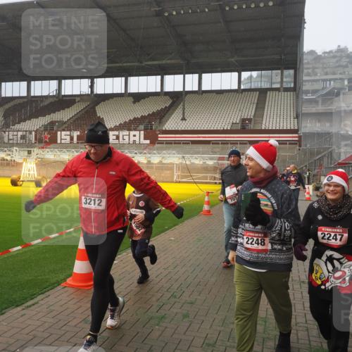 07.12.2025 - St. Pauli X-Mass-Run No. 15 Fabian Wolf http://msf.ph/oto/9380275 07.12.2025 10:08:46 Ziel 390, 707, 789, 947, 1002, 1031, 1176, 2247, 2248, 2521, 3212, 3332, 3335, 3495, 3671, 3759, 3904, 3907, 4205, 4232, 4234, 4451 meine-sportfotos.de